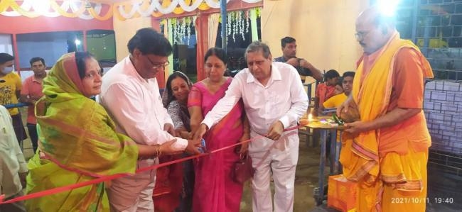खुले पंडालों के पट, मां के दर्शन को उमड़े भक्त