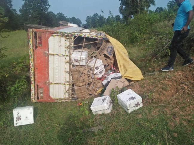 शराब लदा पिकअप वाहन दुर्घटनाग्रस्त