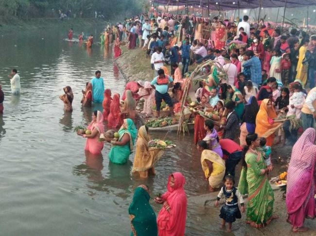 नहर किनारे उमड़ा आस्था का सैलाब, उगते सूर्य को अर्घ्य देने के साथ छठ पर्व संपन्न
