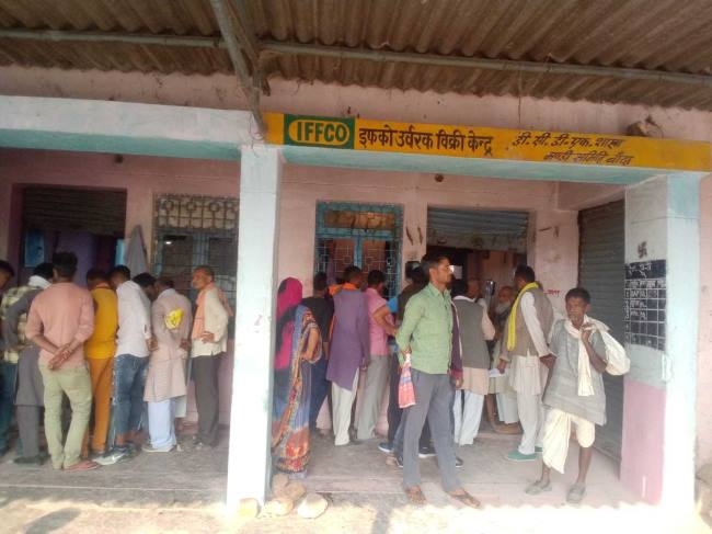खाद का लक्ष्य से ज्यादा वितरण, फिर भी किसान मायूस