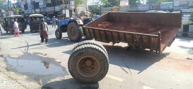 जब.. चलती ट्राली का टायर निकलकर भागा