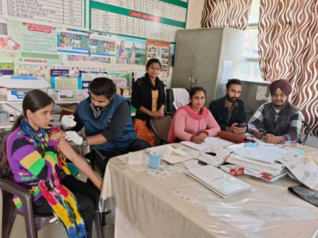 रविवार को लगाई 400 लोगों को वैक्सीन