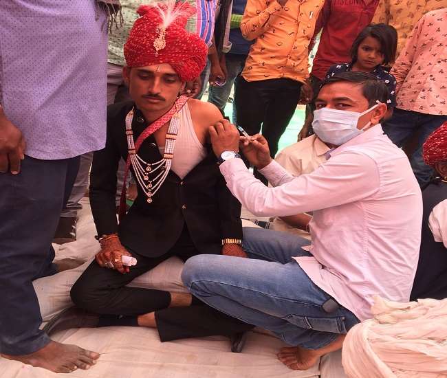 ओमिक्रोन के खिलाफ जंग : कोरोना के नए वैरिएंट से बचने को अलीगढ़ में आज 170 टीमें करेंगी टीकाकरण