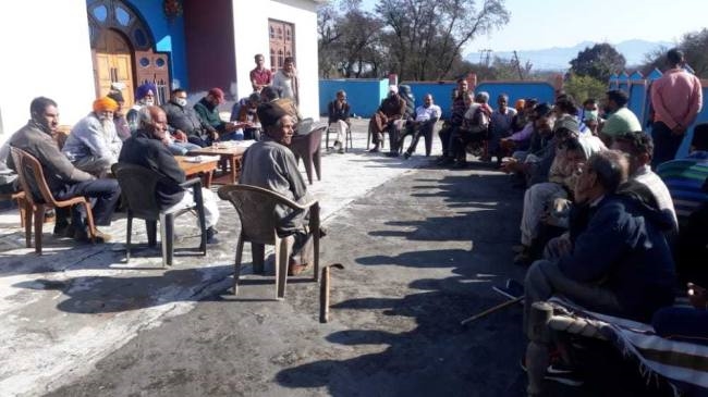 भूमि विवाद के पटाक्षेप के लिए वन विभाग के साथ ग्रामीणों ने की बैठक