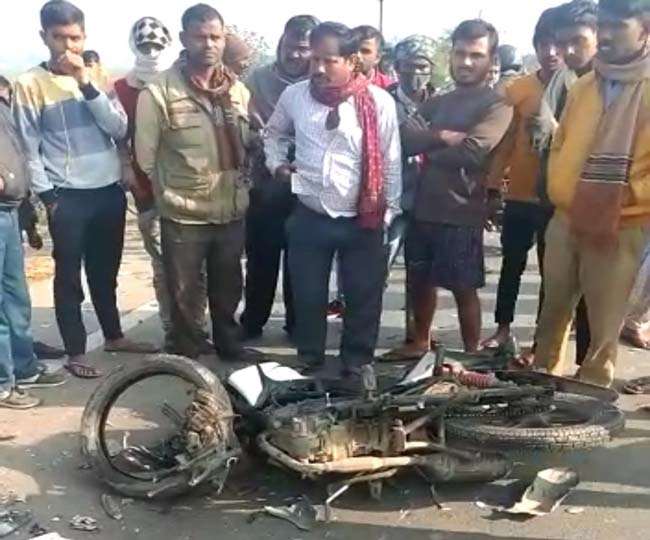 बिहार में हर दिन दिख रहा रफ्तार का कहर, सारण में युवक को ट्रक ने कुचला, बाइक के उड़े परखच्चे