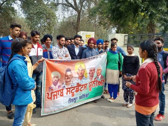 लाठीचार्ज के विरोध में टीएसयू का प्रदर्शन