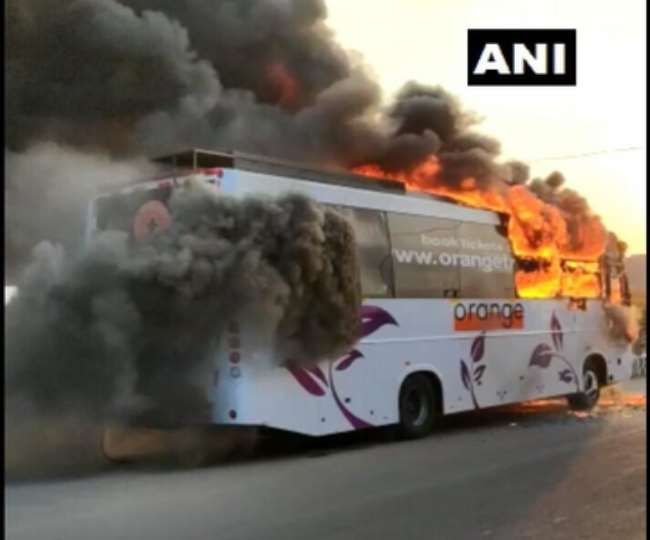 Fire in Bus: बीच रास्ते बस में लगी भंयकर आग, मची भगदड़, सभी यात्री सुरक्षित
