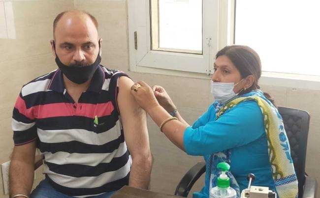 दो हजार चार सौ लोगों को वैक्सीनेशन का लक्ष्य, मात्र चार सौ तीस ने लगवाया टीका