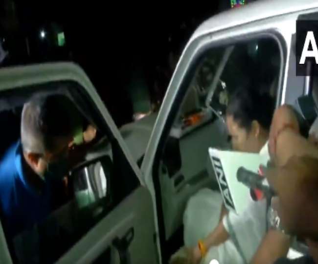 विशेष पर्यवेक्षकों ने चुनाव आयोग को सौंपी रिपोर्ट, कहा-ममता की चोट हादसा, हमले के नहीं मिले सबूत