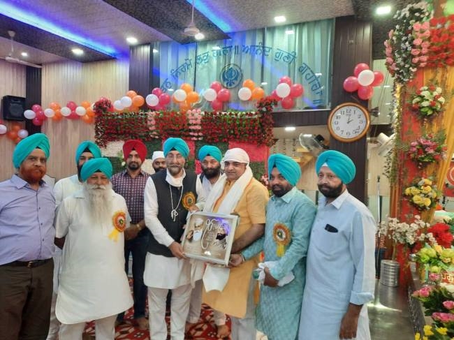 बैसाखी पर्व पर गुरुद्वारे में हुए कार्यक्रम में गणमान्य लोगों को किया सम्मानित