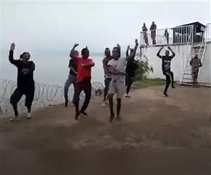 वीडियो के कैप्शन में लिखा है कि अफ्रीका के लोगों को भांगड़ा नृत्य सिख बटालियन ने सिखाई है।