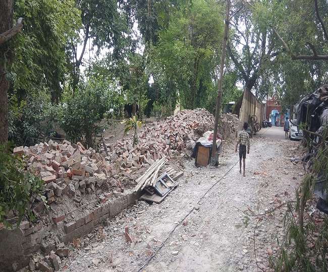 कानपुर में आंधी से भरभराकर गिरी ADG के बंगले की दीवार, स्नान कर आ रहे बुजुर्ग की मौत, दो की हालत गंभीर