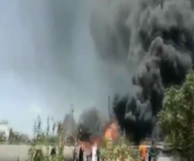 Fire: महाराष्ट्र के पालघर में रासायनिक टैंकर में भीषण आग, देखें वीडियो