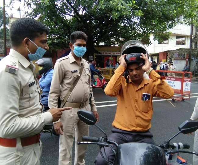 मास्क व शारीरिक दूरी का पालन नहीं किया तो होगी कार्रवाई, आदत में शामिल करने को प्रशासन ने चलाया अभियान Dhanbad News