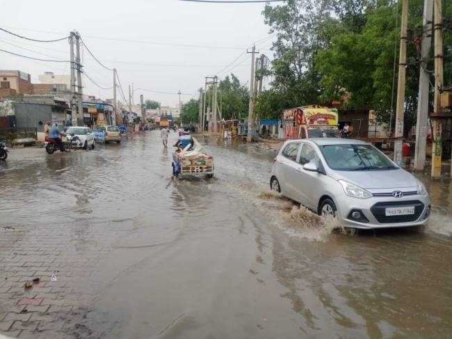 नारनौंद में तेज हवा के साथ बारिश, सड़कें जलमग्न