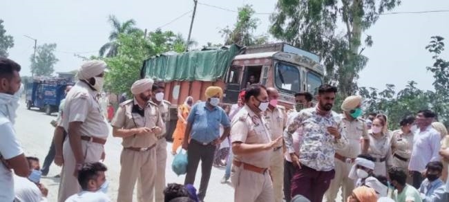 रावी दरिया से मिले दो युवकों के शव का मामला: परिजनों ने मामा-भांजे का शव रोड पर रख तीन घंटे किया प्रदर्शन, दो राउंडअप