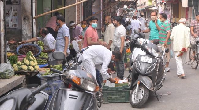 सुबह के समय बाजारों में पहुंची भीड़
