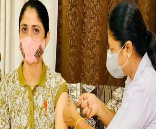 Corona Vaccine: गुजराती गायिका गीता रबारी को घर पर लगाया कोविड-19 टीका