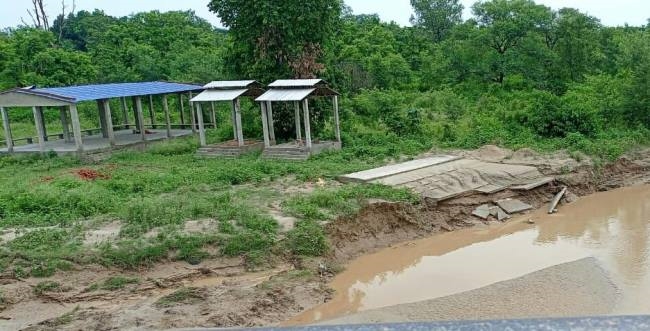 अंत्येष्टि स्थल की सीढि़यां पानी में बहीं