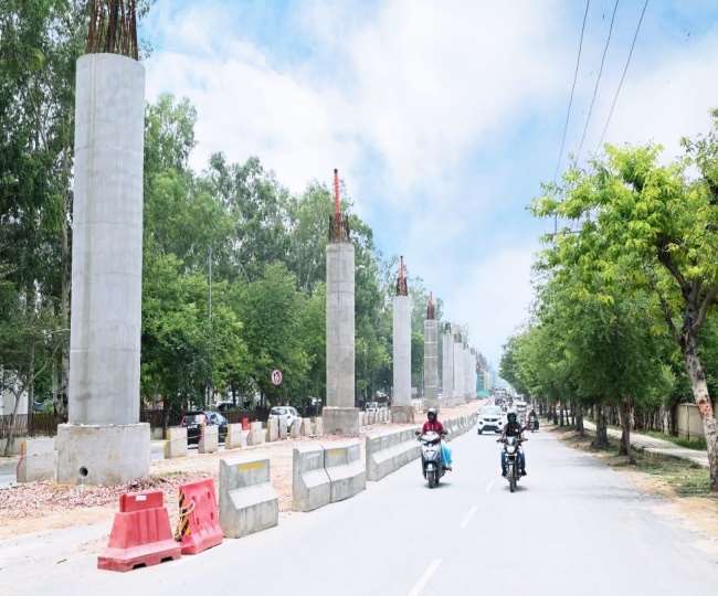 Agra Metro Rail Project: यूपी मेट्रो ने आगरा में महज 7 महीने में किया 50 पिलर का निर्माण, दो स्टेशनों के निर्माण ने पकड़ी रफ्तार