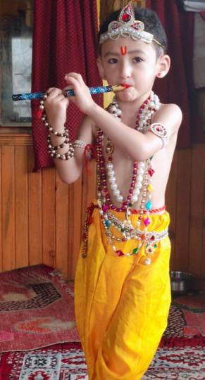 मंदिरों में पूजा, घरों में बच्चे बने कन्हैया