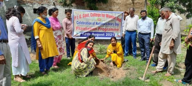 महिला कालेज में स्टाफ ने किया पौधारोपण