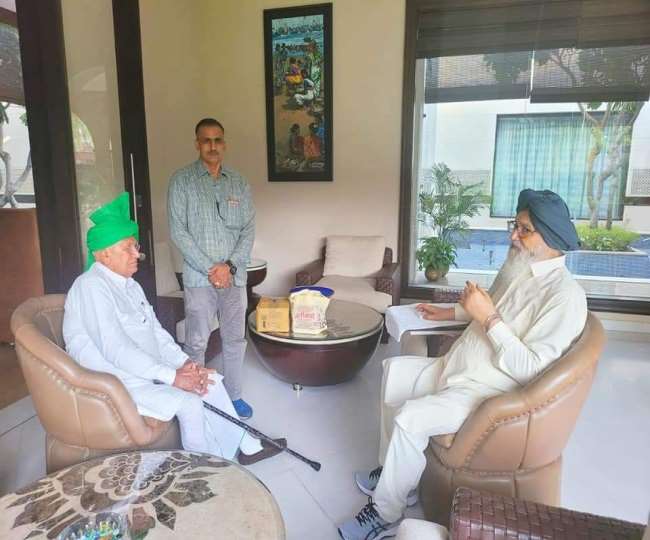 पूर्व सीएम ओपी चौटाला ने थर्ड फ्रंट को लेकर पंजाब के बादल गांव में प्रकाश सिंह बादल से की मुलाकात