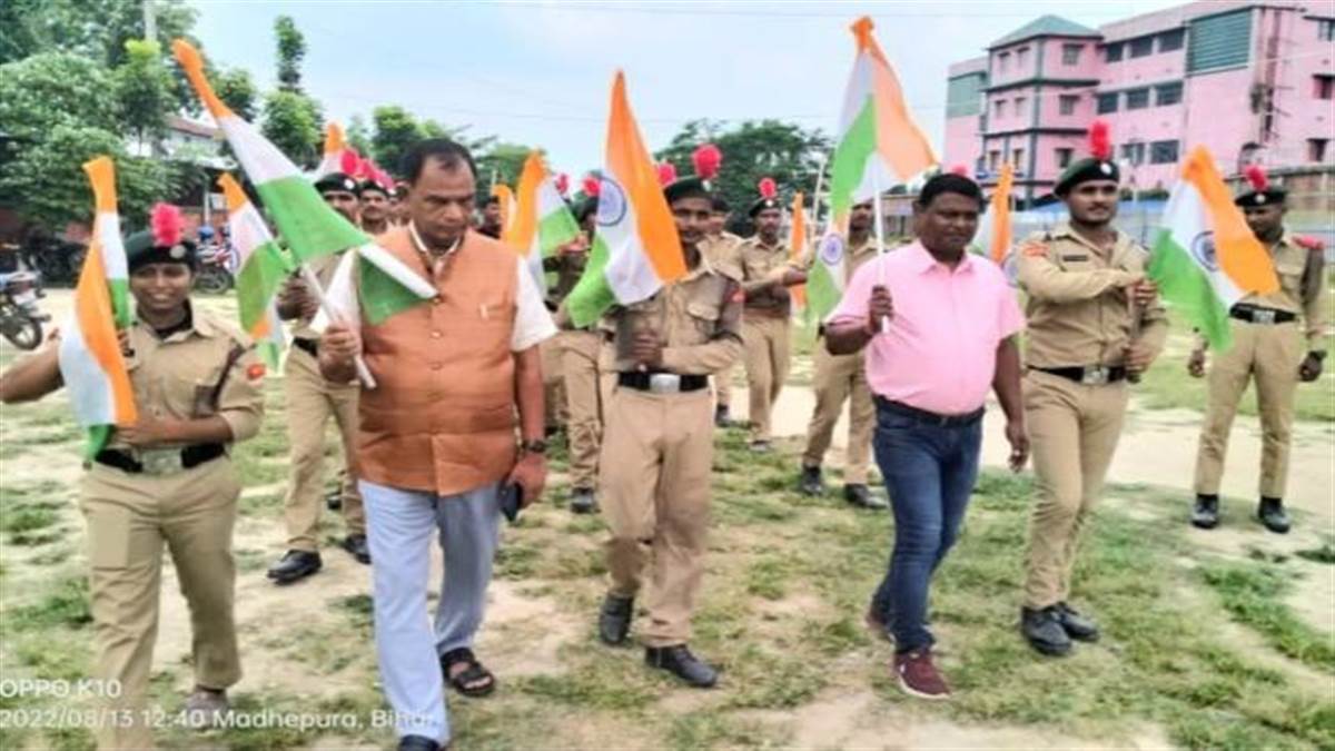 मधेपुरा कालेज के एनसीसी कैडेट ने निकाली तिरंगा यात्रा