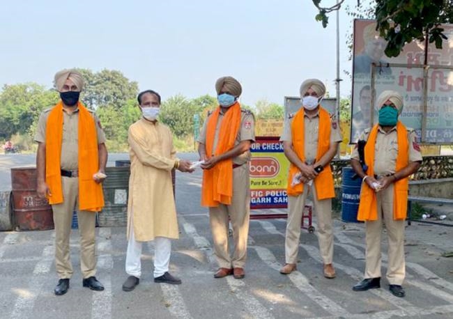 कोरोना काल में जरूरतमंदों तक पहुंचाई राहत
