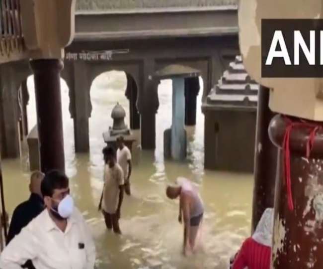 भारी बारिश के बाद उफान पर गोदावरी नदी, नासिक के मंदिर में भरा पानी Watch Video