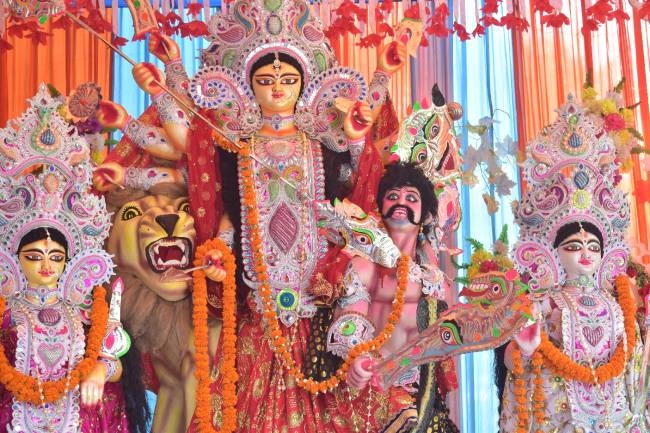 जय माता दी के जयकारे से गूंजे दुर्गा पंडाल