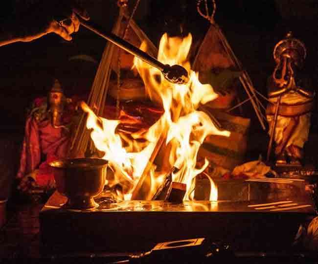 Navratri 2021 Hawan Vidhi: कैसे करें नवरात्रि हवन? जानें पूरी विधि, सामग्री एवं मंत्र