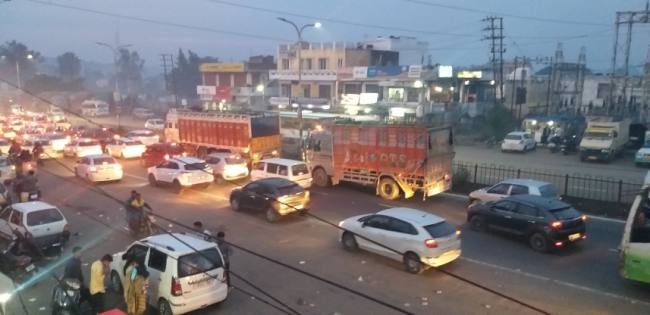 सांबा में राष्ट्रीय राजमार्ग पर घंटों लगा जाम
