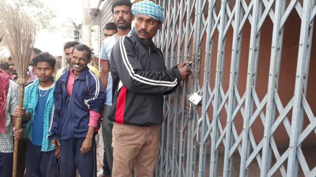 नगर पंचायत कार्यालय में मार दिया ताला, कामकाज रहा ठप