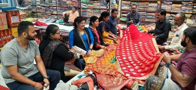 वैवाहिक कार्यक्रम की तैयारियों में जुटे लोग