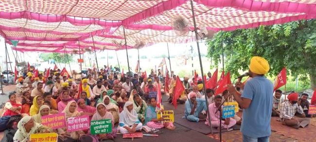 आउटसोर्स ठेका मुलाजिमों का पक्का मोर्चा जारी