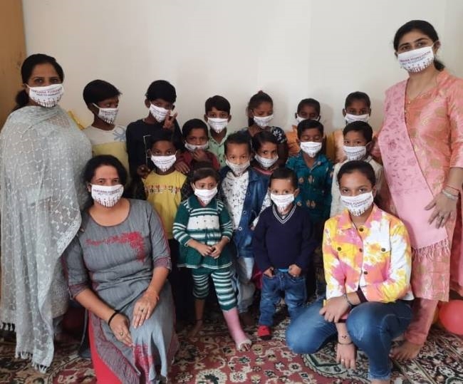 जरूरतमंद बच्चों के साथ मनाया बाल दिवस