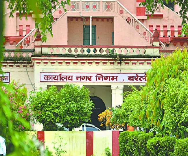 बरेली की इस कालोनी के गेट को लेकर व्यापारियों और पार्षदों में मचा घमासान, जानिए जिद पर क्यों अडे़ पूर्व सभापति