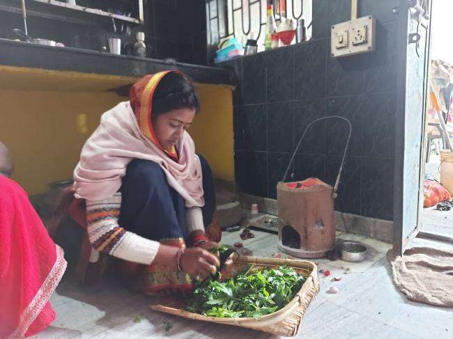 Jharkhand Election 2019: कांग्रेस प्रत्याशी ममता ने खुद से खाना बना परिवार संग बिताया समय