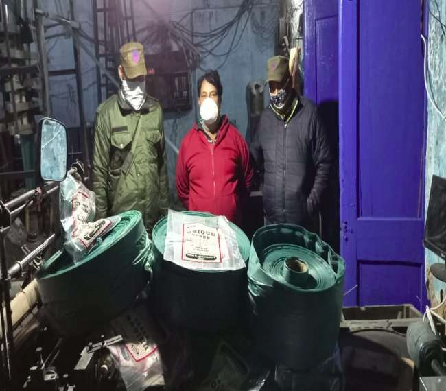 Jammu : सील फैक्ट्री में चोरी छुपे बनाए जा रहा पॉलिथीन, फैक्ट्री मालिक गिरफ्तार