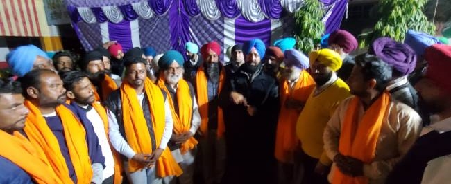 पूर्व अकाली सरपंच समेत दो दर्जन परिवार शिअद छोड़ कांग्रेस में हुए शामिल