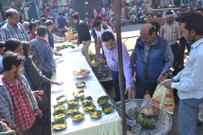मकर संक्रांति पर गुलगुला, घुघनी, पूड़ी व सब्जी वितरित