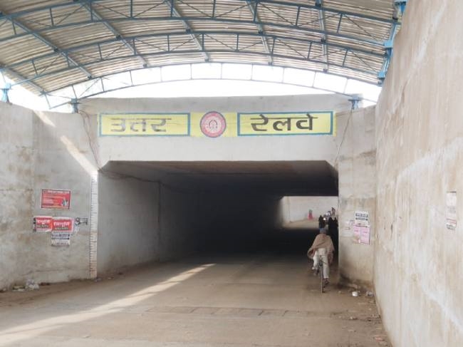 सामाजिक संगठन ने लगाया रेलवे अंडरपास में घटिया सामग्री का आरोप, जांच की मांग
