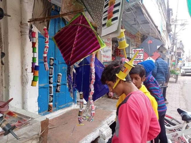 मकर संक्रांति में आसमान में उड़ीं रंग-बिरंगी पतंगे