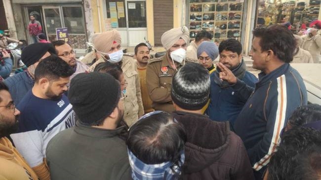 शरारतियों ने पांच गाड़ियों के शीशे तोड़े