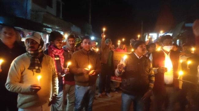 पलामू एसपी व डीटीओ के विरोध में निकाला गया कैंडल मार्च