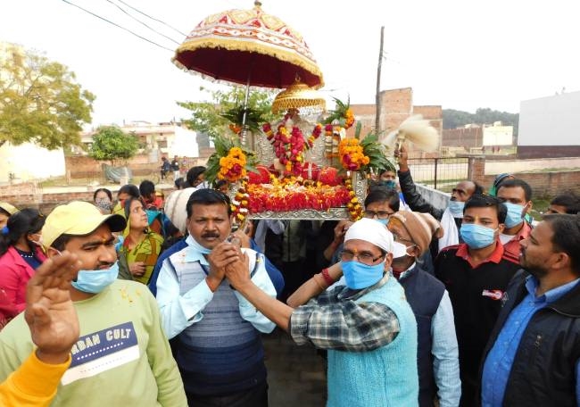 जयकारे संग श्रद्धालुओं ने निकाली साई बाबा की पालकी