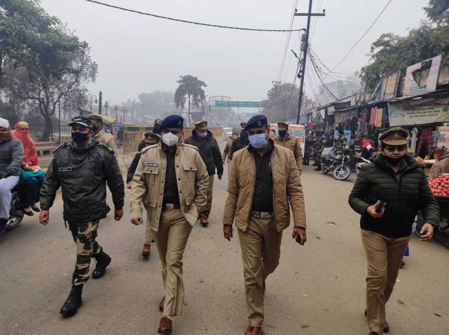 बीएसएफ जवानों के साथ पुलिस ने निकाला फ्लैग मार्च