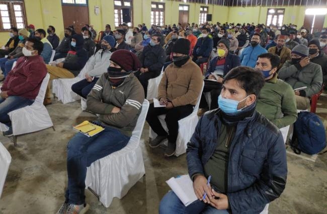 पिथौरागढ़ में मतदान कार्मिकों ने सीखीं मतदान की बारीकिया