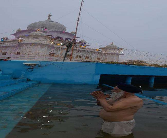 Makar Sankranti 2022: अमृतसर के श्री हरिमंदिर साहिब में हजाराें की संख्या में श्रद्धालु हुए नतमस्तक